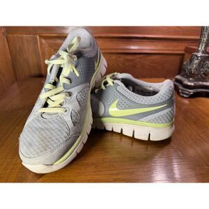 Nike Tennis Tennie Shoe Comfort Mesh and Suede Gray W8.5